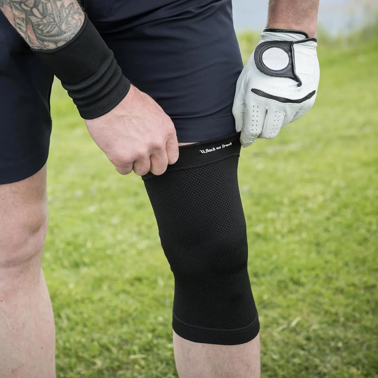 Back on Track Physio Knee Brace 4-Way Stretch 1107 with Welltex Technology, Black, Large